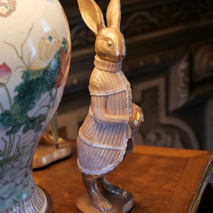 Statuette de lapin posée sur une commode - France  - collection de photos clin d'oeil, catégorie clindoeil